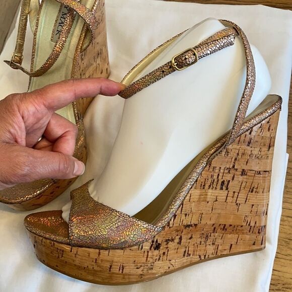 EMY MACK ROSE METALLIC WEDGES.  NEW - Picture 3 of 9